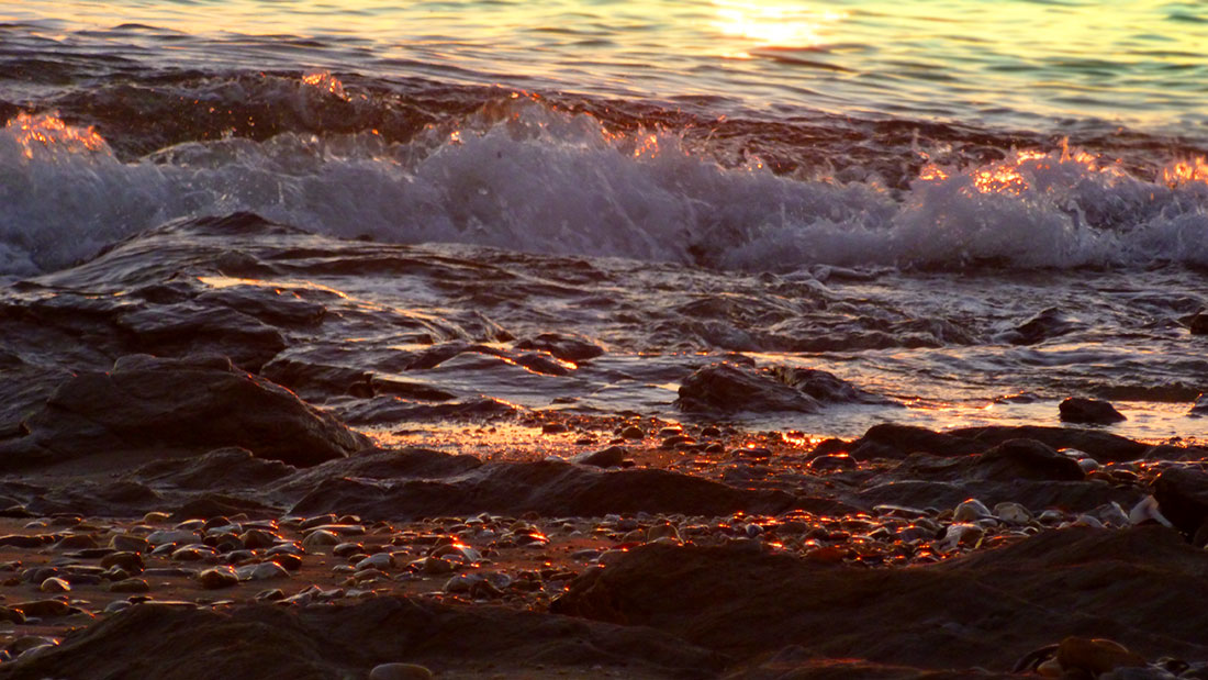 "Melting point" photo de Jc Tanguy, Le point de fusion Lumière-vagues-rochers-galets-sable