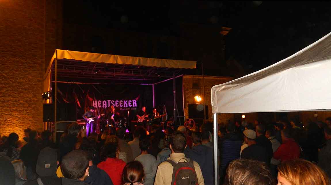 Des Musiciens Le soir à Saint Gildas de Rhuys, sur Scène Lors de "Ton Bourg Battant".